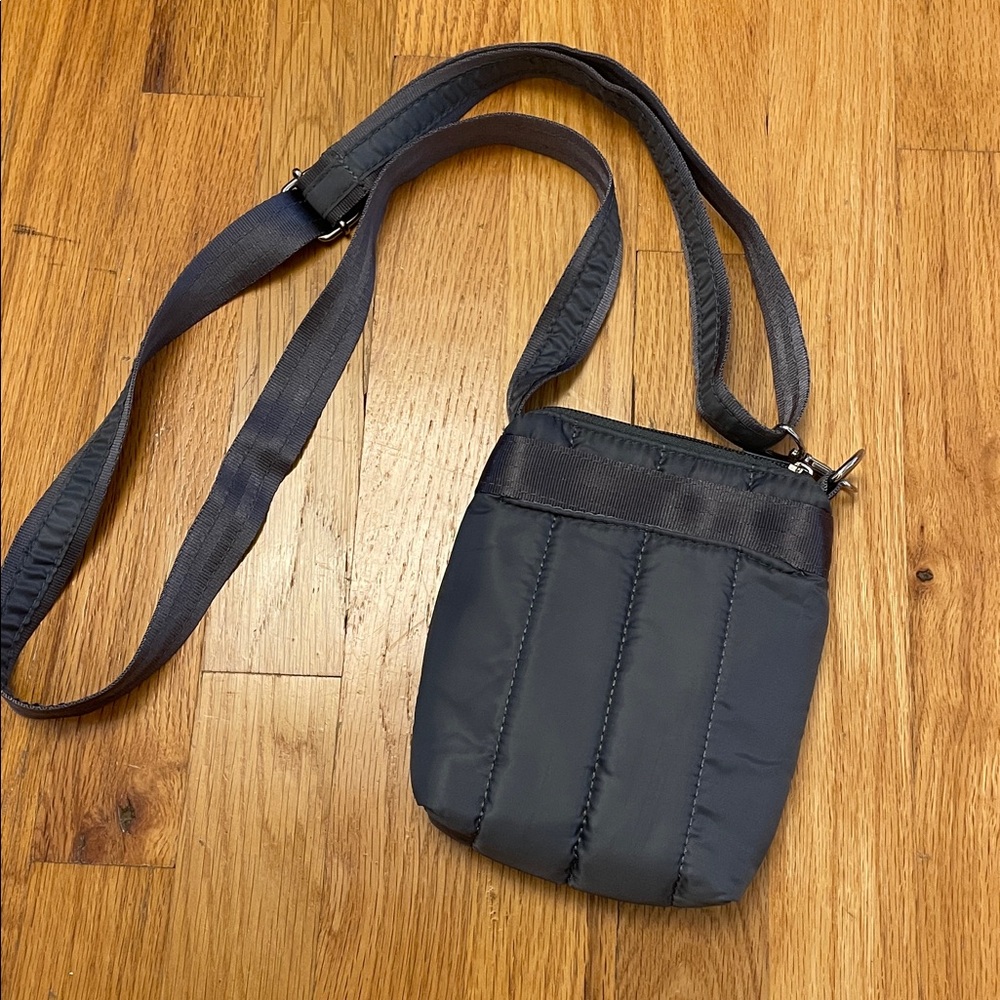 LUG Hopper Mini Travel Everyday Crossbody Bag. Gray. Adjustable. Like New! - Picture 8 of 12